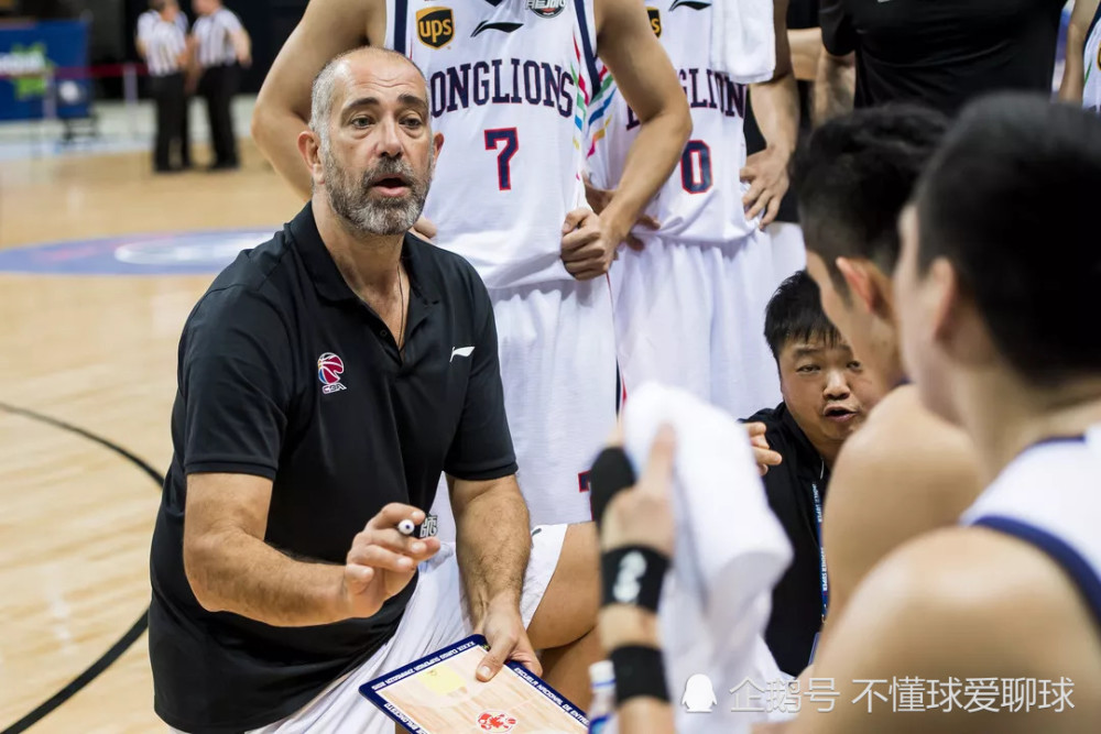  汉堡主帅临场指挥出色，战术调整扭转比赛局势